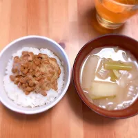 Snapdishの料理写真:納豆と味噌汁
#最強の朝ごはん#だと思う|ららさん