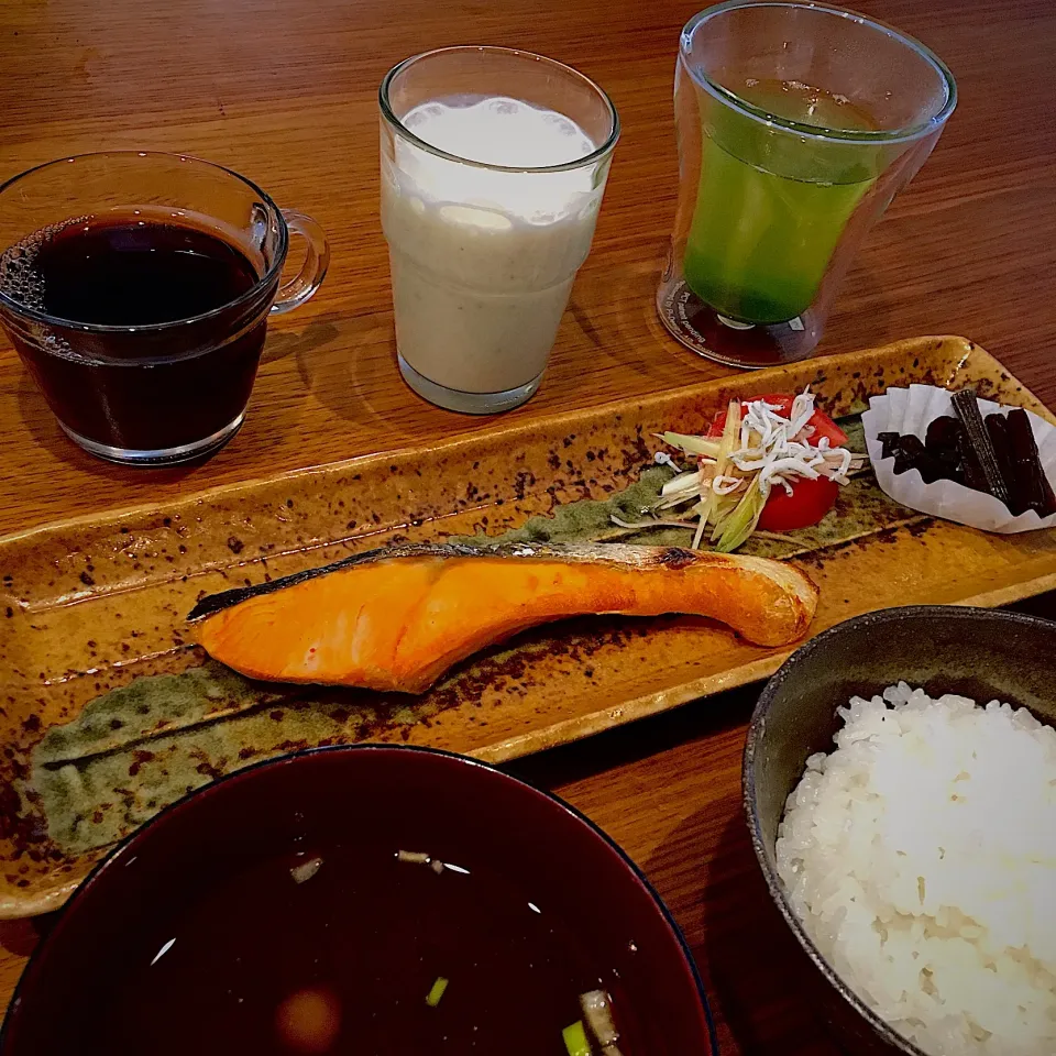 各種お飲み物🍵と焼鮭あさごはん|くろあおさん