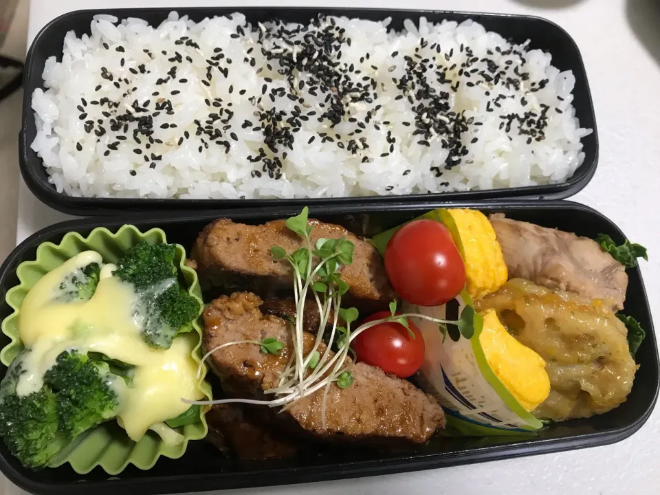 高3男子弁当 ハンバーグ 
鎌倉山レトルト
モウカザメ煮付け
レンコンはさみ揚げ 冷食
卵焼き
ブロッコリー🥦
プチトマト
 #高校男子弁当|Tasuku Kimuraさん