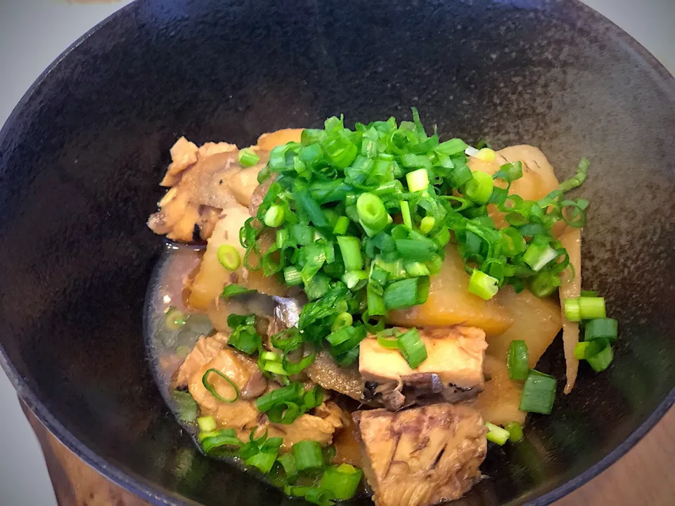 鯖缶と根菜の煮物 醤油麹で|tesasakiさん