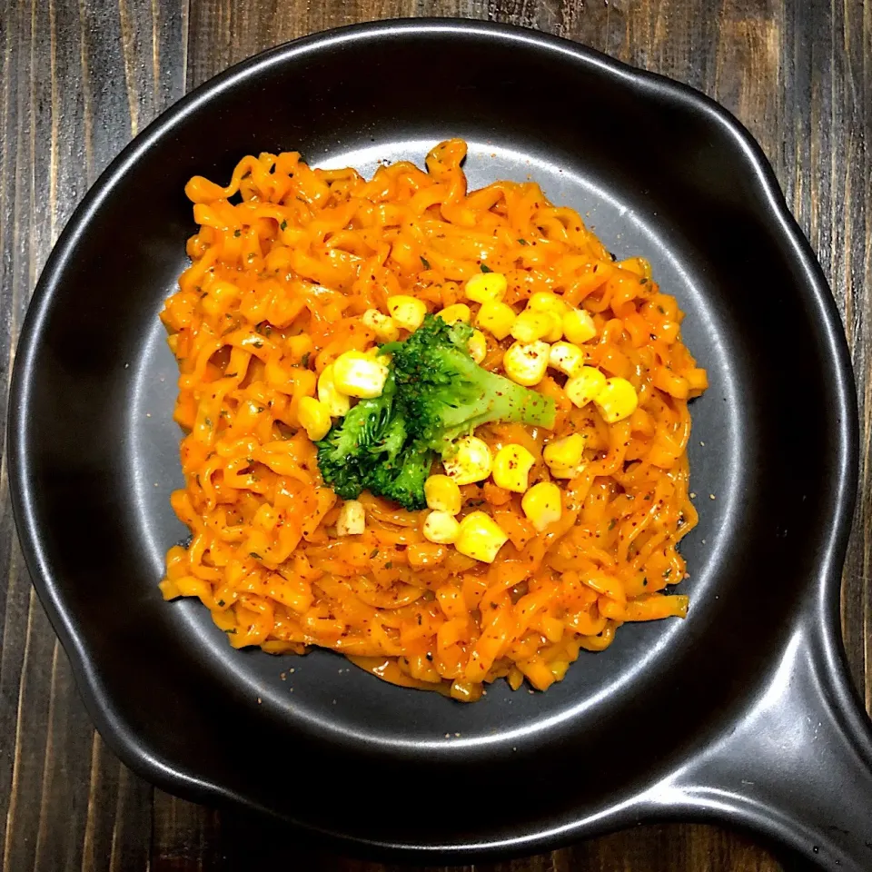 Lunch #ヤンニョムチキンラーメン #お久しぶり投稿 #汁なし #甘さのある超激辛 #だが止まらない|LeBさん