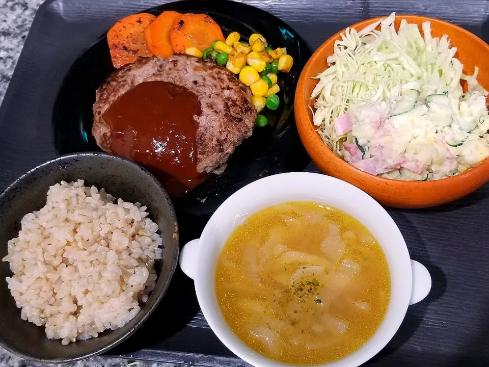 人参かくれんぼハンバーグ
温野菜
ポテトサラダ
オニオンスープ|あぁちゃんさん