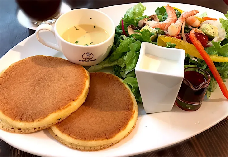 海老とアボカドのサラダパンケーキ|toshi,I🍴さん