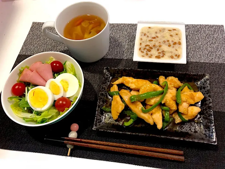 Snapdishの料理写真:#鳥むね肉とピーマンのにんにく醤油炒め
 #サラダ 
 #野菜たっぷり味噌汁 
 #納豆|ゆぺこさん