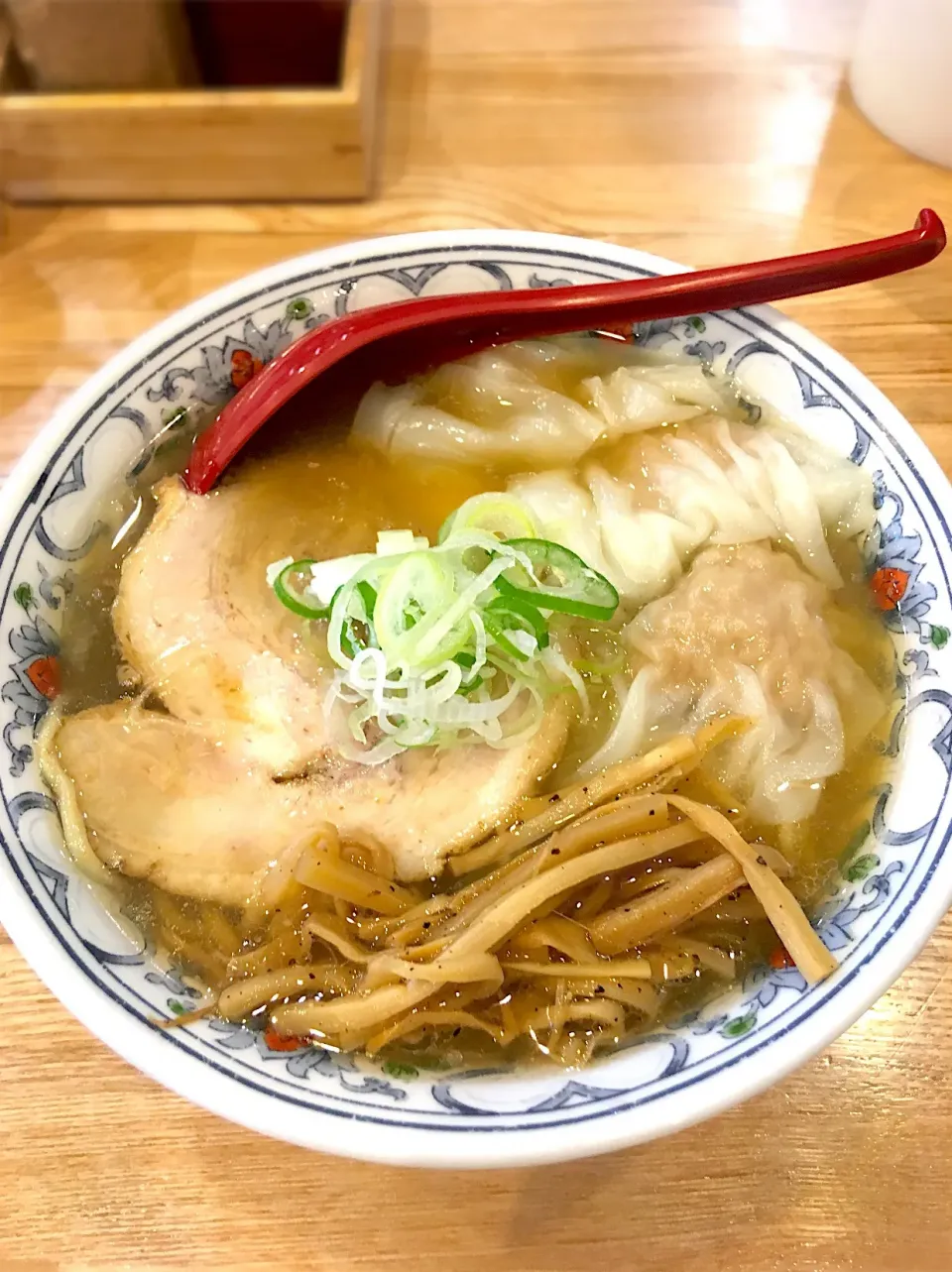 限定 豚鶏出汁のワンタン麺
@くじら食堂|morimi32さん