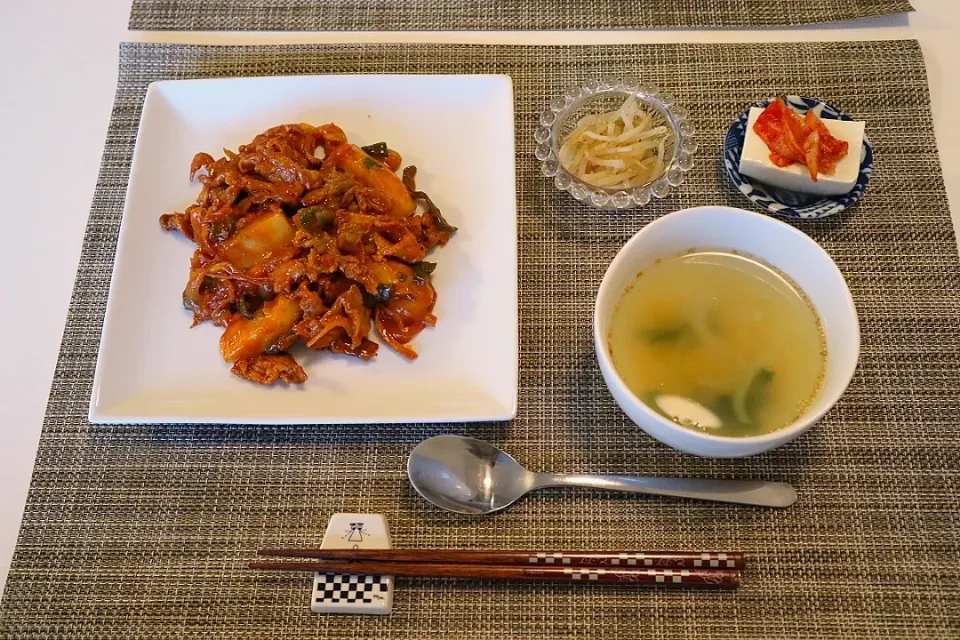 今日の夕食 切り餅と豚肉のコチュジャン炒め、キムチのせ冷奴、もやしのごま和え、わかめスープ|pinknari🐰🌈さん