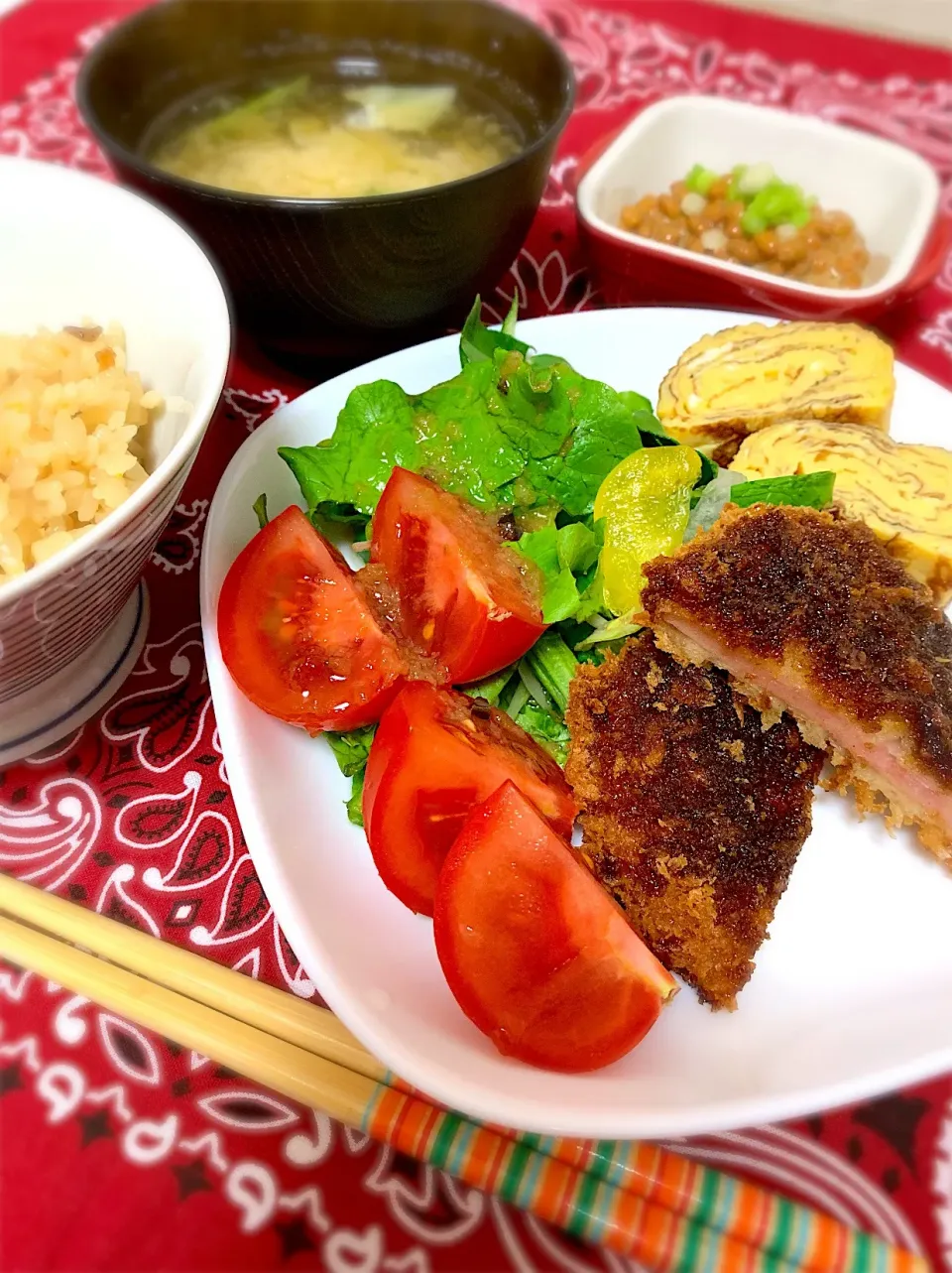 今日の夕飯☆ハムカツ、卵焼き、地鶏釜めし、みそ汁、サラダ、納豆|琥珀さん