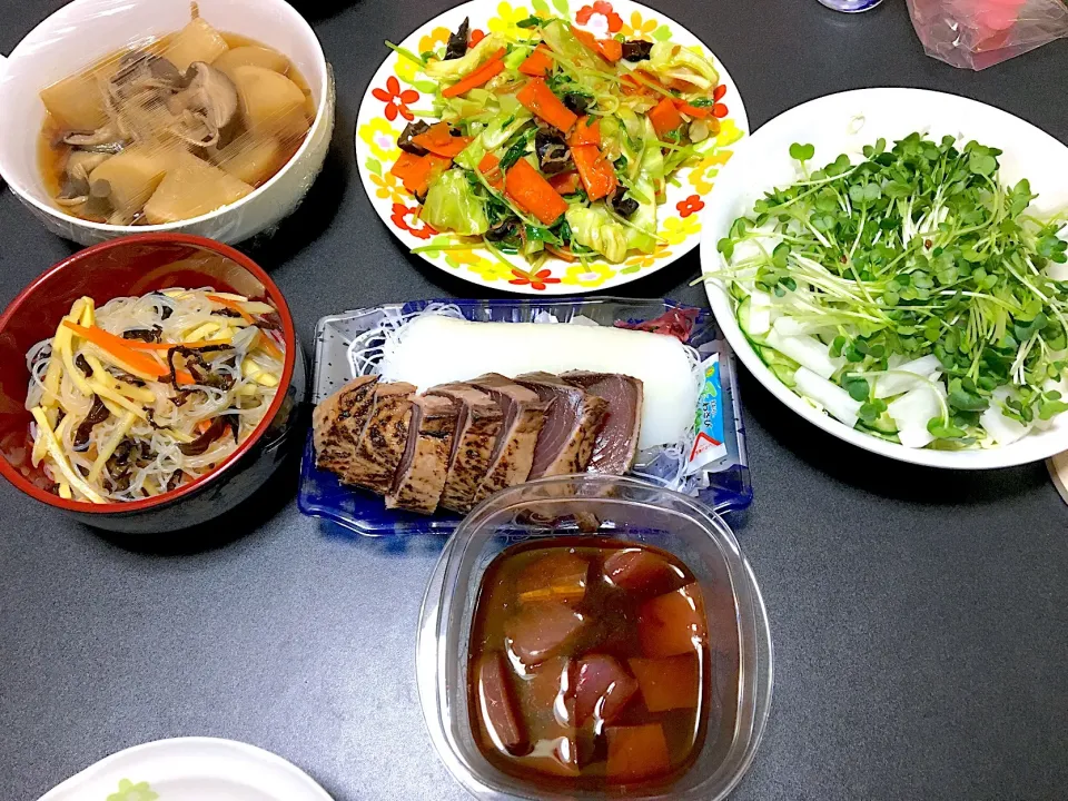 Snapdishの料理写真:カツオの刺身
イカの刺身
マグロの漬け
春雨サラダ
豆苗野菜炒め
カイワレサラダ|Shintarou  Nishimuraさん