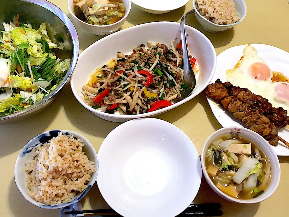 4／16昼食 #旦那さんの料理
•ひき肉と野菜の炒め物 •目玉焼き/コンビニの焼き鳥 •サラダ浅漬け •豆腐と白菜他の汁物 •玄米ごはん      ‥仕事から戻ったらご飯ができているという幸せ＾＾‥|おさんどんさん