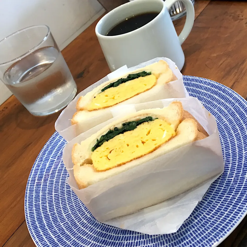 おやつだよ～٩( ᐛ )و
たまご焼きとほうれん草のサンドイッチヽ〔ﾟДﾟ〕丿ｽｺﾞｲ。  ここのコーヒーうまい(　ﾟдﾟ)ﾝﾏｯ!|ぽんたさん