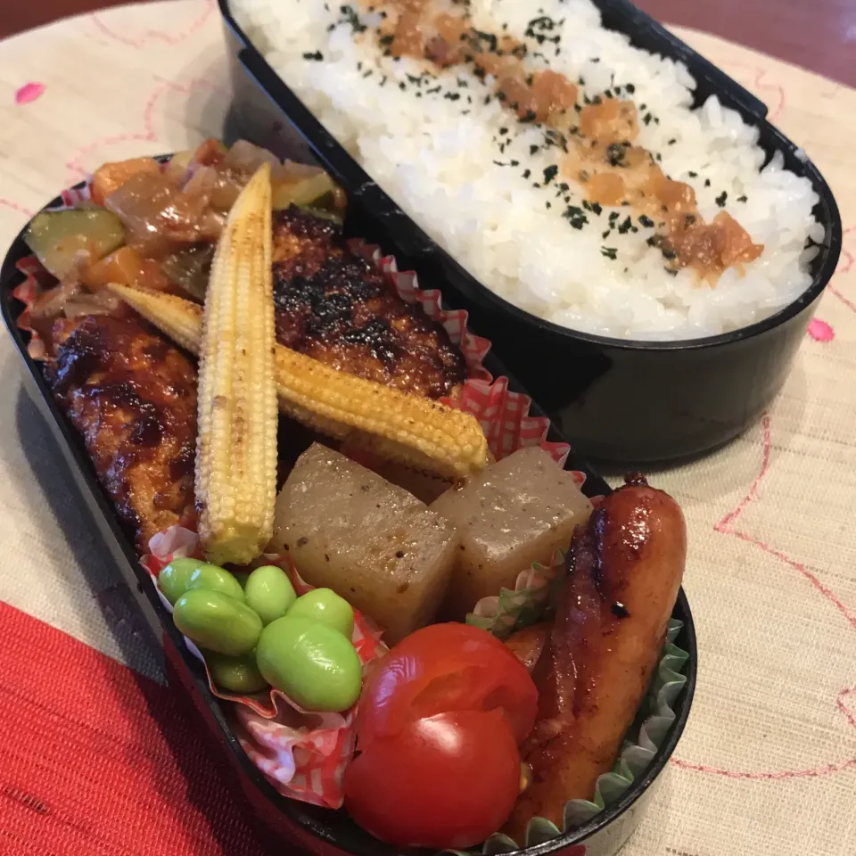 今日のお弁当
ハンバーグ
ラタトゥイユ

どんより曇り空
すっきりしない空
でも元気だけは
だしてまいりましょ٩( 'ω' )و

今日も気をつけて
いってらっしゃい👋😊|mokoさん