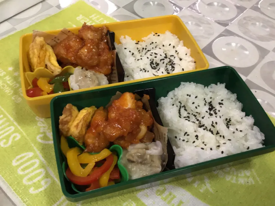 Snapdishの料理写真:鳥チリとシュウマイ弁当

#鳥チリ
#シュウマイ
#パプリカの甘酢炒め 
#ミニオムレツ|mettiさん