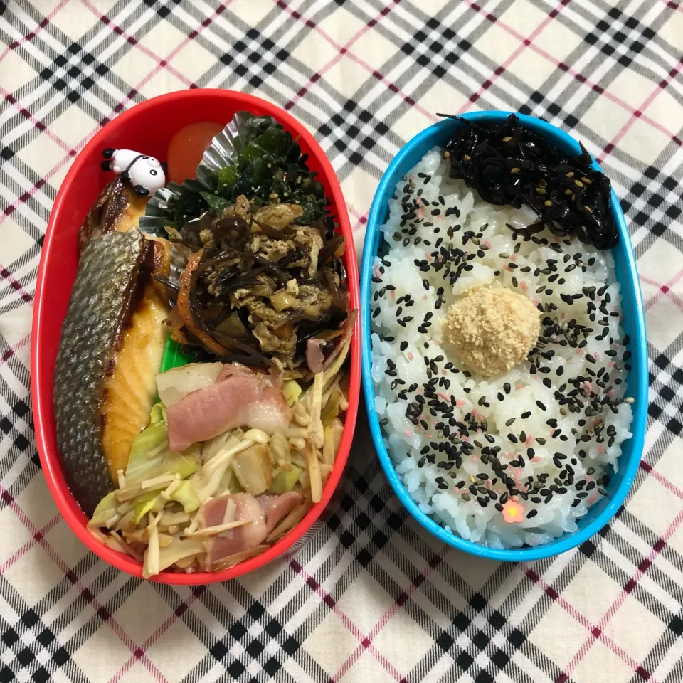 Snapdishの料理写真:4/17
鮭の塩焼き
キャベツとえのきとベーコン炒め
ひじき煮
わかめのきんぴら
ミニトマト🍅|aichanさん