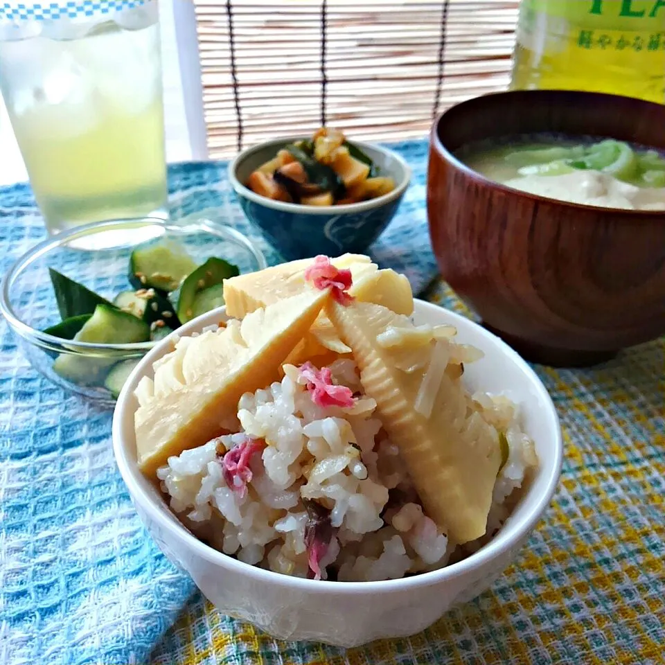 Snapdishの料理写真:定休日の朝🌅筍ご飯🍚　　　　　
おぼろ豆腐のお味噌汁|みるくここあさん