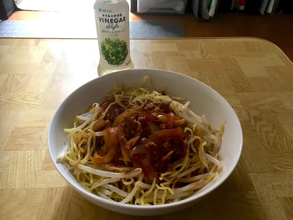 Snapdishの料理写真:夜勤明けコチュジャン他の調味料で韓国風ピリ辛和え麺(焼きそば麺)|Tarou  Masayukiさん