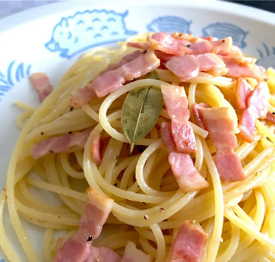 Snapdishの料理写真:ベーコンのにんにく風味パスタ🍝|buhizouさん