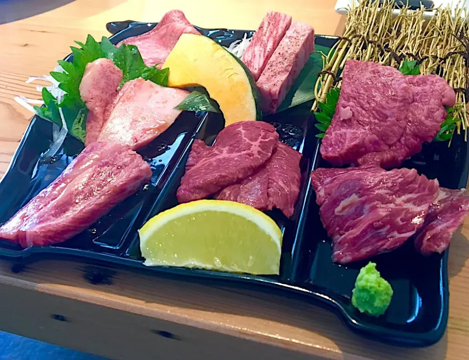 Snapdishの料理写真:昼ごはん☀️☀️☀️☀️☀️退院祝いランチ٩( ᐛ )۶社長と焼肉～(　ﾟдﾟ)ﾝﾏｯ! ありがとうございます(*ᴗˬᴗ) タン、カルビ、中落ちカルビ 、サーロイン、あかみ、ロース、ハラミのよくばりランチにカイノミプラスで！豪華～‎(•'  '•)و✧#蓼科牛ittou|ぽんたさん