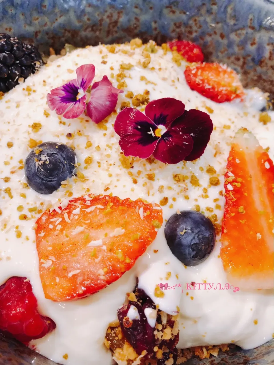 Snapdishの料理写真:House made crunchy granola🌾🍓🍒🥣|🎀Kittyna🌸さん