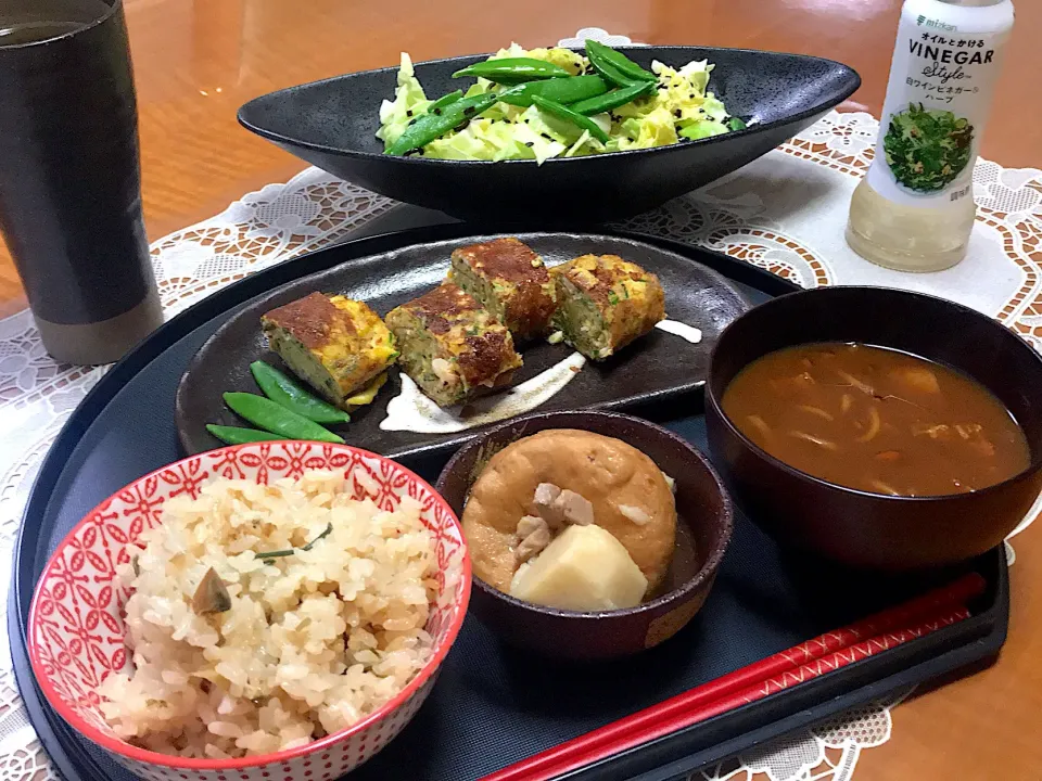 あさり釜飯となめこ汁と桜海老入り卵焼き定食🍀
今夜はヘルシーに😘
ワインビネガーとごま油と塩コンブ和えのサラダも⭐️

 #ミツカン白ワインビネガー&ハーブ #簡単サラダ #ヤマモリ釜めしの素 #ありがとうございます#美味しい#夕飯|makoさん