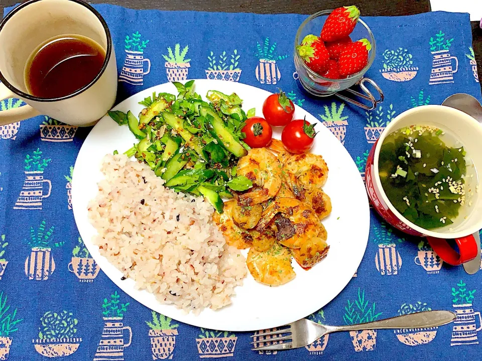 ガーリックシュリンプ🦐クレソンとキュウリのサラダ🥗プチトマト🍅縁結び米🌾🍚わかめスープ🥄とちおとめ🍓ハワイコナコーヒー☕️🌺🌴|yumyum😋さん