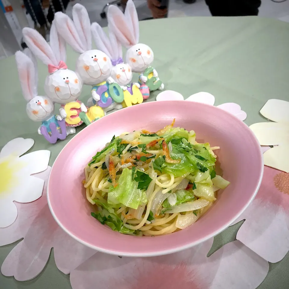 Snapdishの料理写真:春キャベツとしらすのペペロンチーノ 柚子胡椒風味|Kottyさん