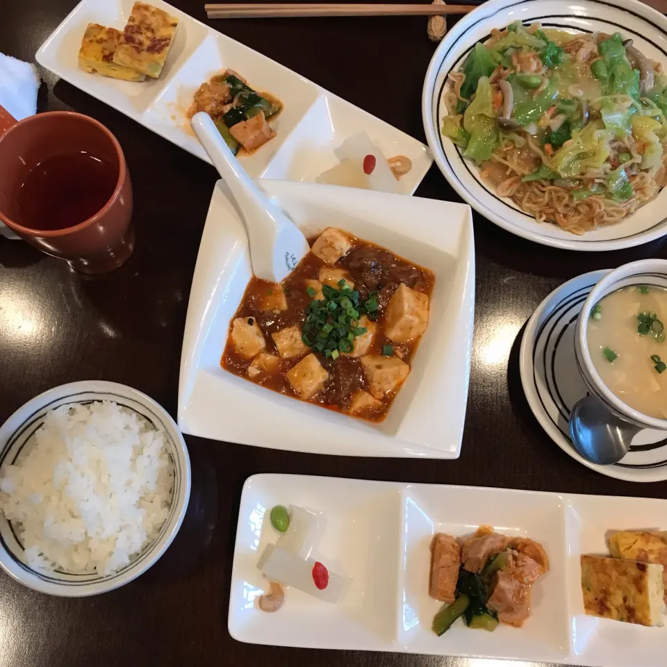 Snapdishの料理写真:春キャベツと桜海老の焼きそばランチ 牛スジ肉麻婆豆腐ランチ🍽|lazy104さん