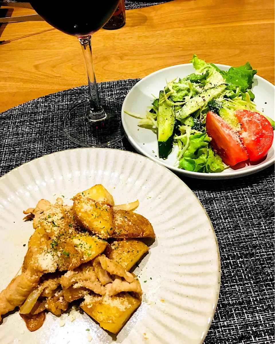 めるぼさんの料理 叙〇苑風ドレッシングで食べるサラダ菜とルッコラのグリーン野菜がすすむ粉チーズ掛けグリーンサラダ🌿🍃
と、豚肉とじゃがいものバター醤油炒め|ミッチ☆ママさん