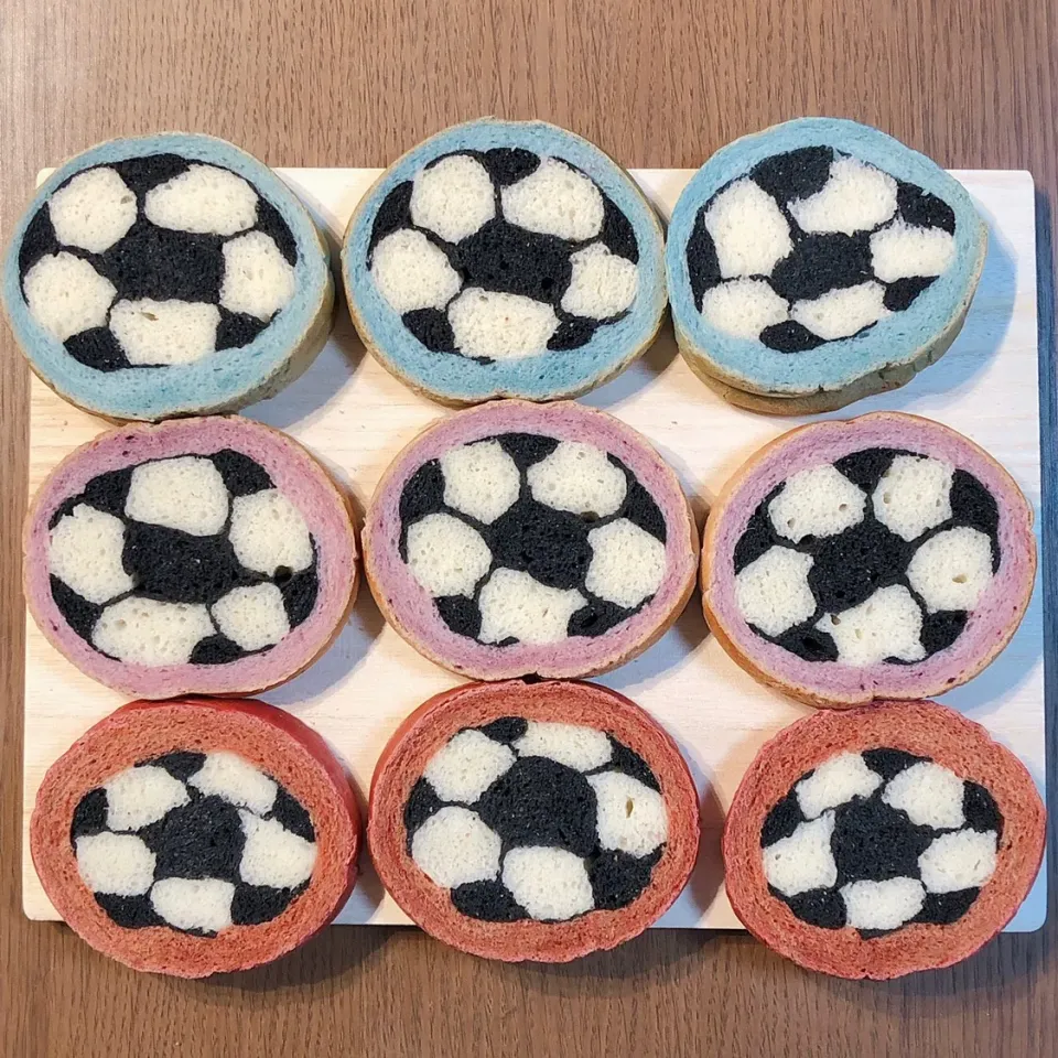 Snapdishの料理写真:サッカーボールの⚽️イラストパンを焼きました。
2018Jリーグの1位川崎フロンターレ2位サンフレッチェ広島3位鹿島アントラーズのチームカラーにしました。

 #パン  #手作りパン  #サッカー  #サッカーボール  #サッカーボールパン⚽️ #イラストパン|izuyoさん