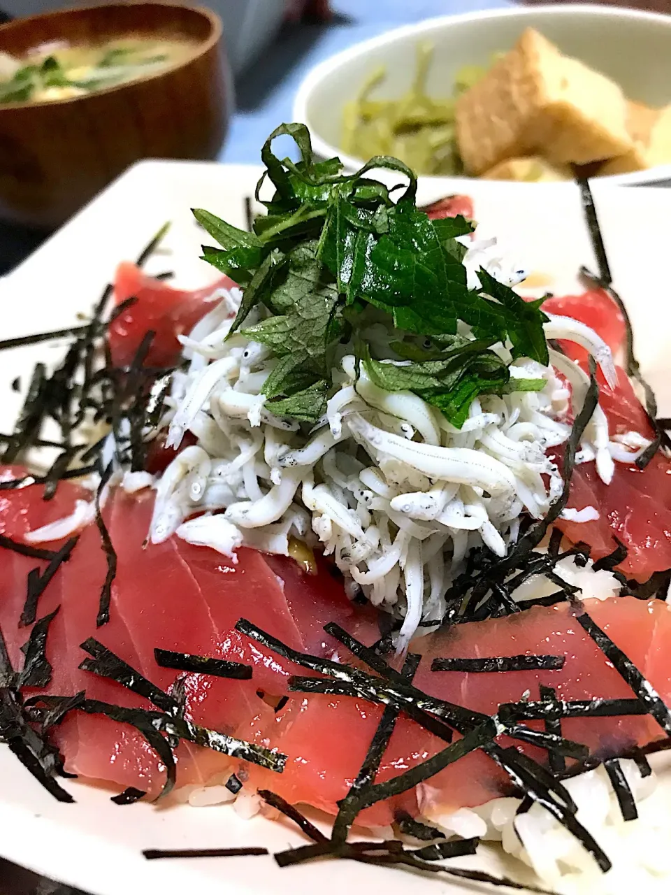 マグロ赤身としらすの海鮮二色盛り丼|シュトママさん