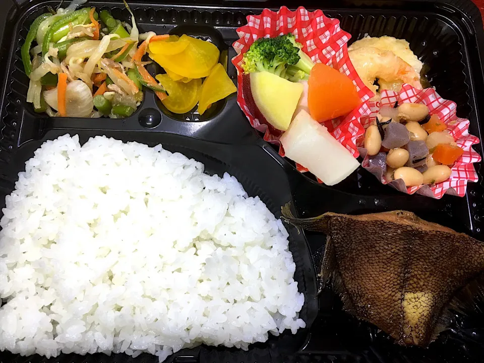 カレイの照り煮 日替わり弁当 宅配ランチ 豊川市配達|Naokazu Kuritaさん