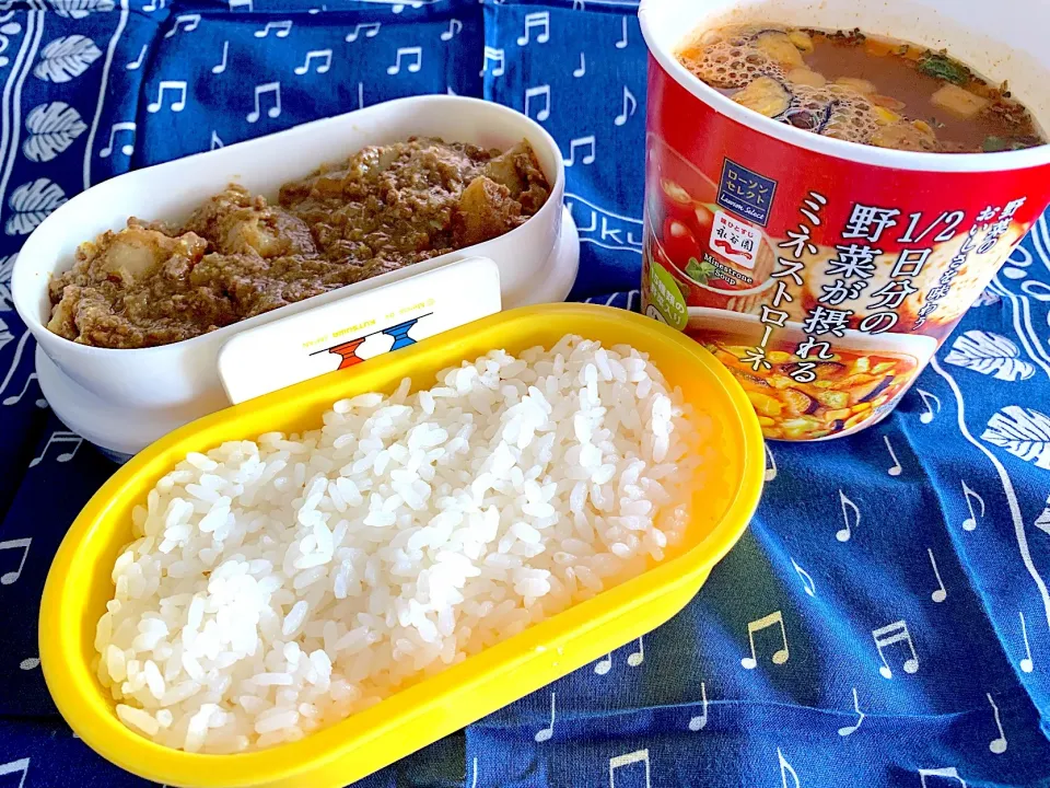 Snapdishの料理写真:カレーのお弁当と1/2日分の野菜が摂れるミネストローネ|Tadahiko Watanabeさん