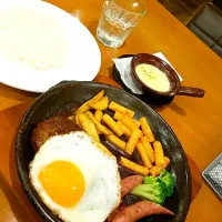 Snapdishの料理写真:デミグラスハンバーグと自家製ベーコン&ソーセージWith炙りチーズ(ライス付)|かおりんさん