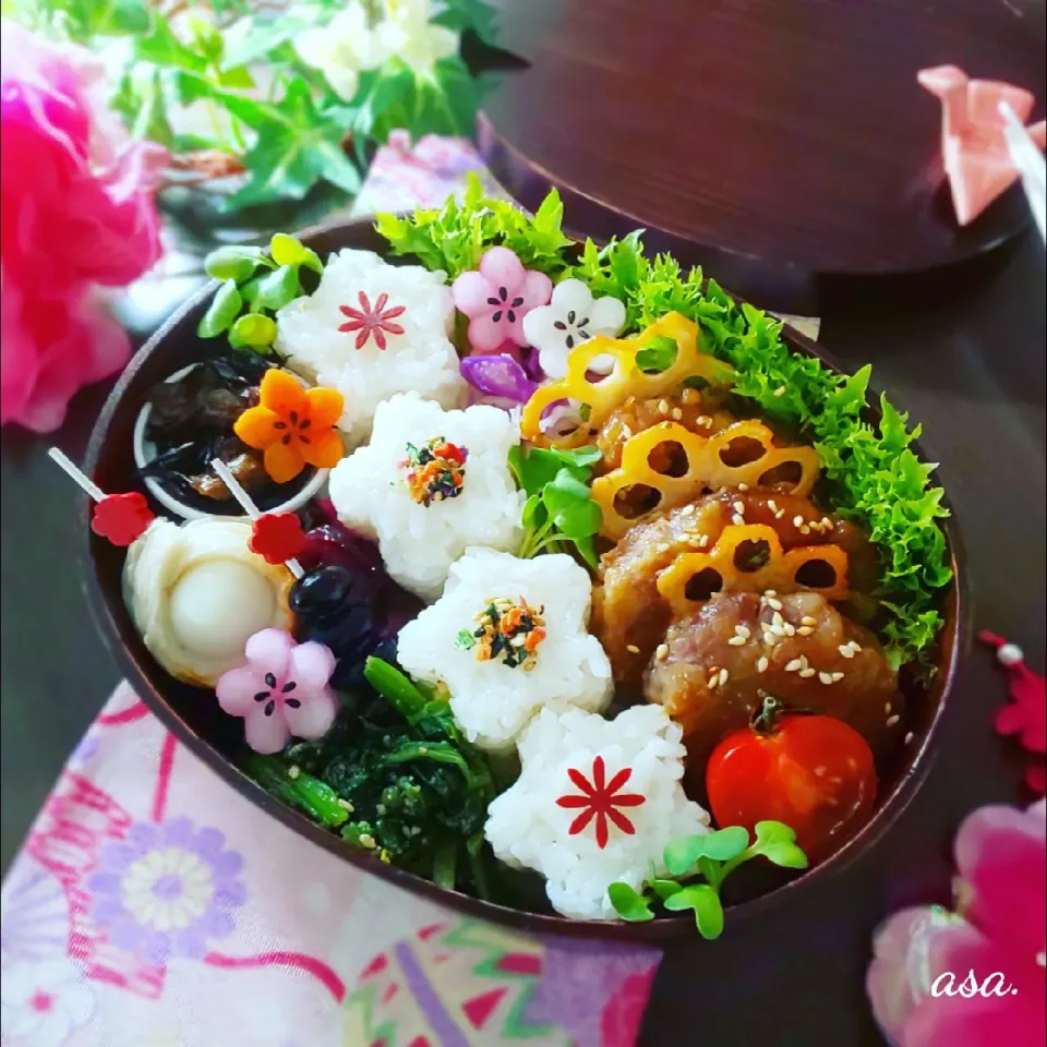 Snapdishの料理写真:お花のおにぎり弁当🍀|asamiさん