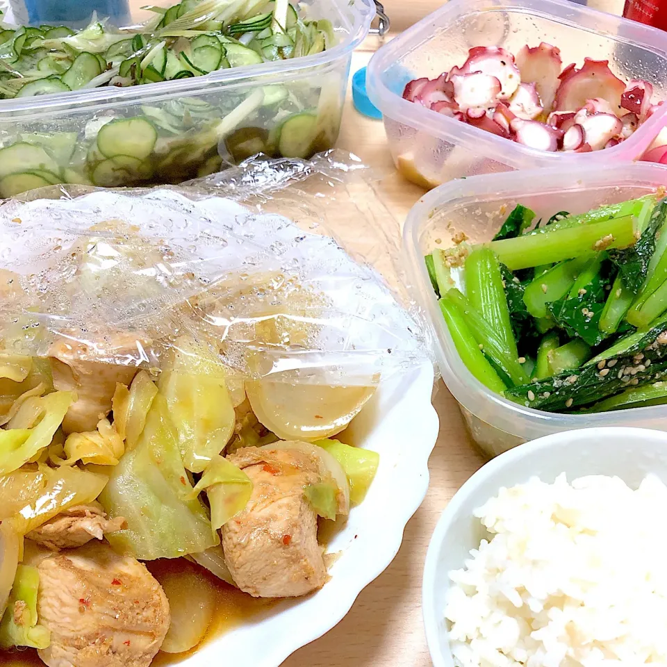 白ご飯 鶏胸肉のコチュジャン味噌にんにく炒め きゅうりもずくみょうがの酢の物 タコの和風マリネ 小松菜の胡麻あえ|🍮さん