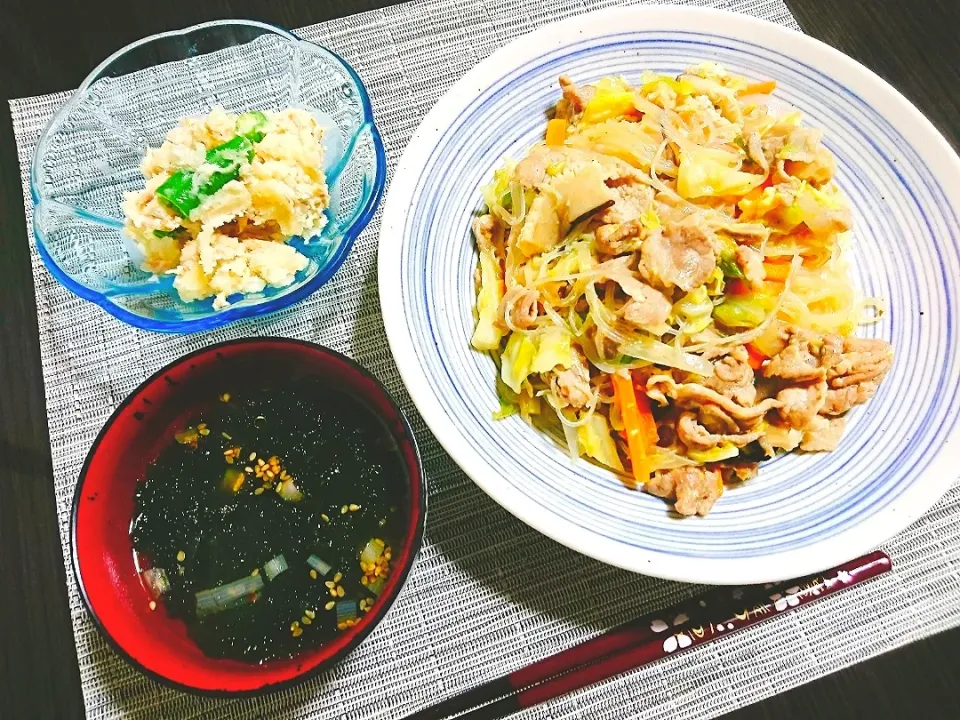 Snapdishの料理写真:焼きビーフン、わかめスープ、じゃがいもとインゲンのツナごまサラダ|サトリさん