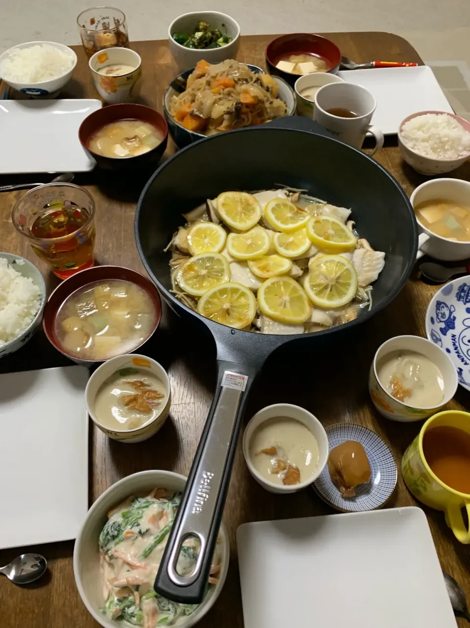 きのこと白身魚の蒸し焼き・肉じゃが・胡瓜の浅漬け・ほうれん草の白和え・味噌汁・ご飯|ちびろ菌さん