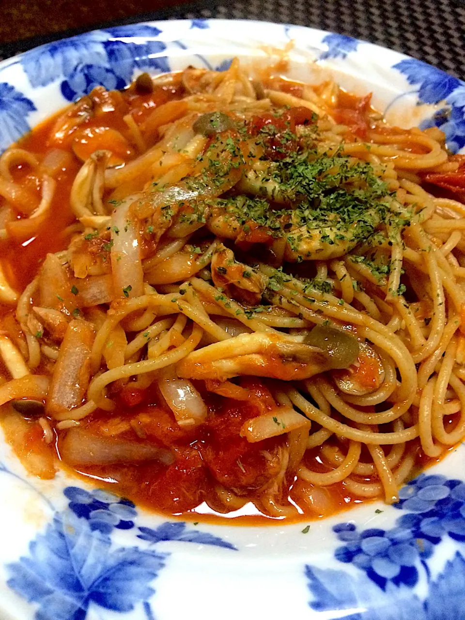 全粒粉パスタ、ツナとしめじ、玉ねぎのトマトソース和え🍝|ま〜てぃんさん