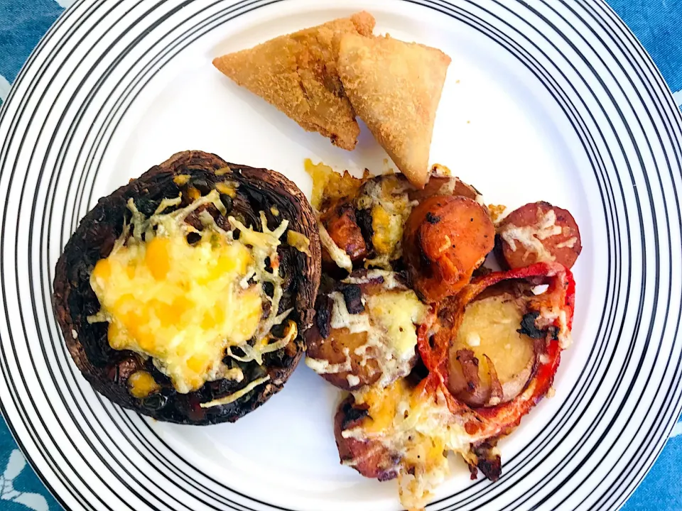 Vegetable stuffed mushrooms with potatoes, carrots, onions, peppers, melted cheese and vegetable samosas.|Sergio Lacuevaさん