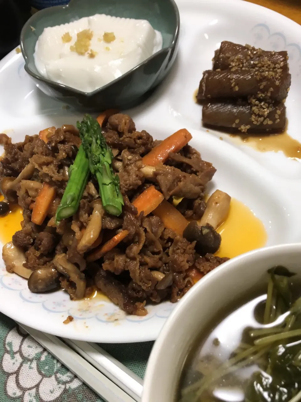 Snapdishの料理写真:牛肉の味噌炒め、こんにゃくの甘辛煮、ピーナッツ豆腐、玉ねぎと豆苗のスープ|caoさん