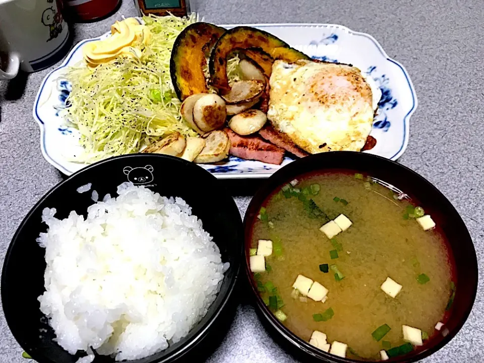 最後はTKGの味がした #夕飯  お粥白米、目玉焼き(ターンオーバー)、ベーコンかぶカボチャ焼き、キャベツ、豆腐ワカメ味噌汁|ms903さん