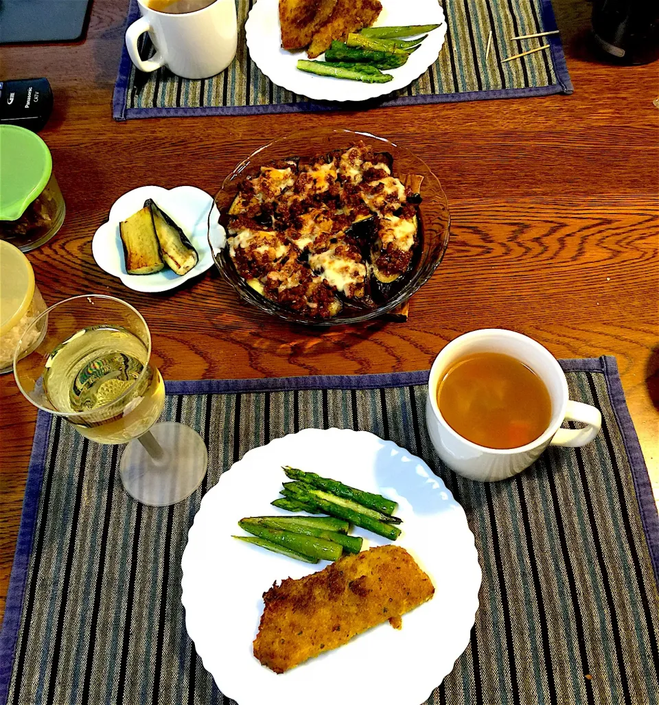 カジキマグロのカレー味パン粉焼き、
茄子の味噌味ミートソースのせチーズ焼き
野菜スープ|yakinasuさん