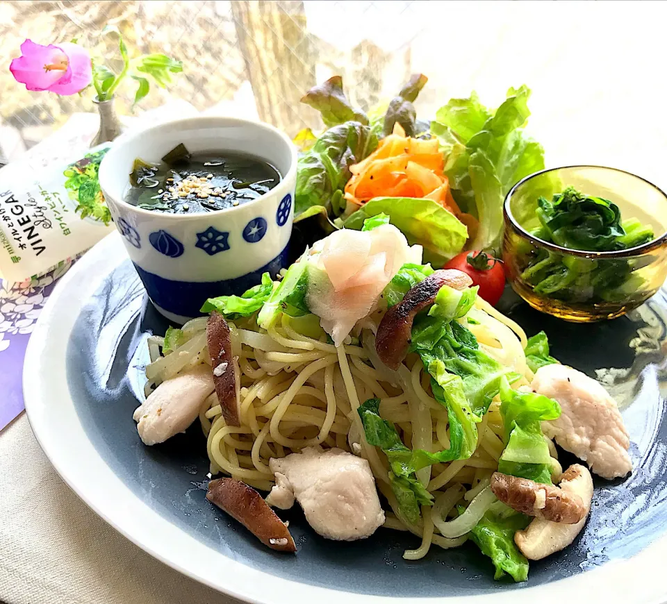 昼ごはん  chiaraさんの塩焼きそばに白ワインビネガー＆ハーブ|砂雪さん