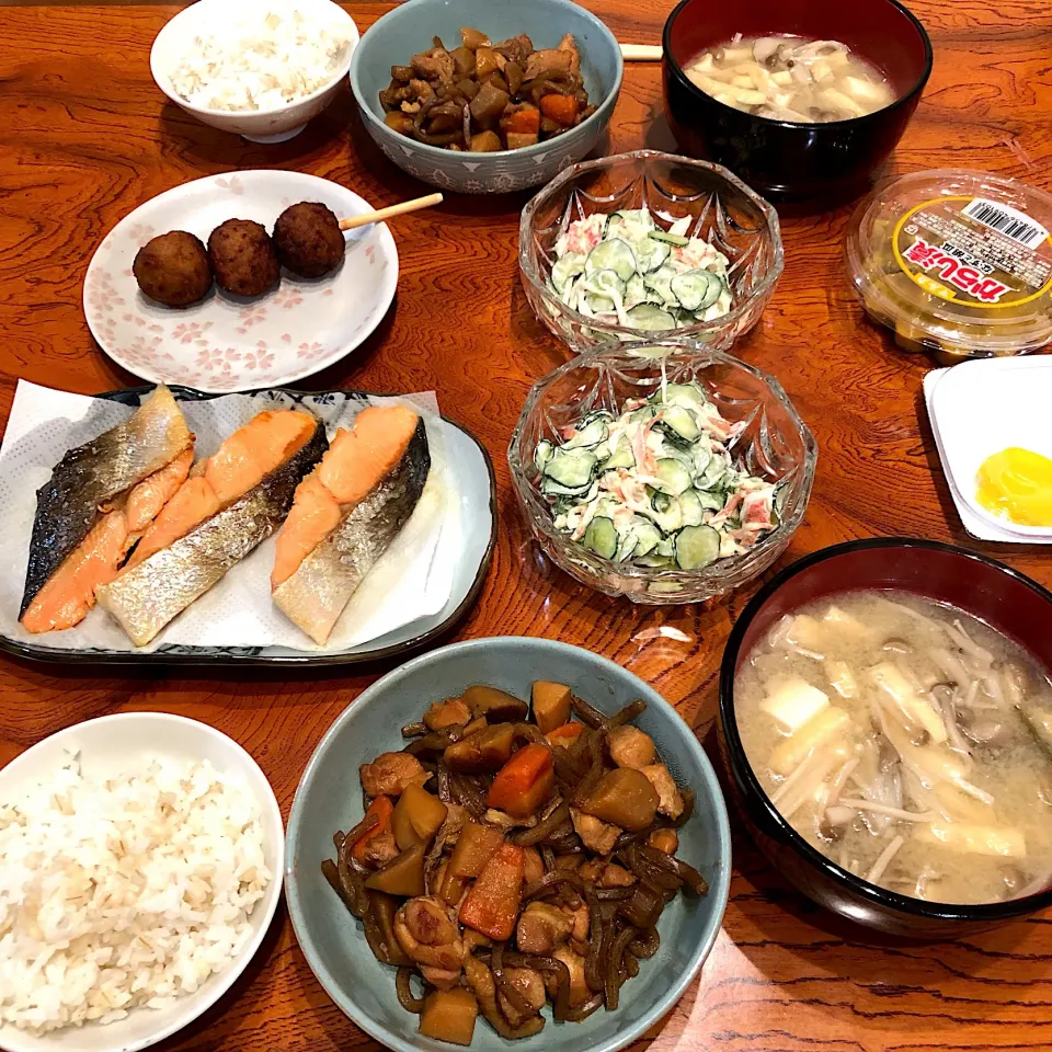 筑前煮、焼き鮭、きのこ汁、きゅうりとカニカマのサラダ😋|すかラインさん