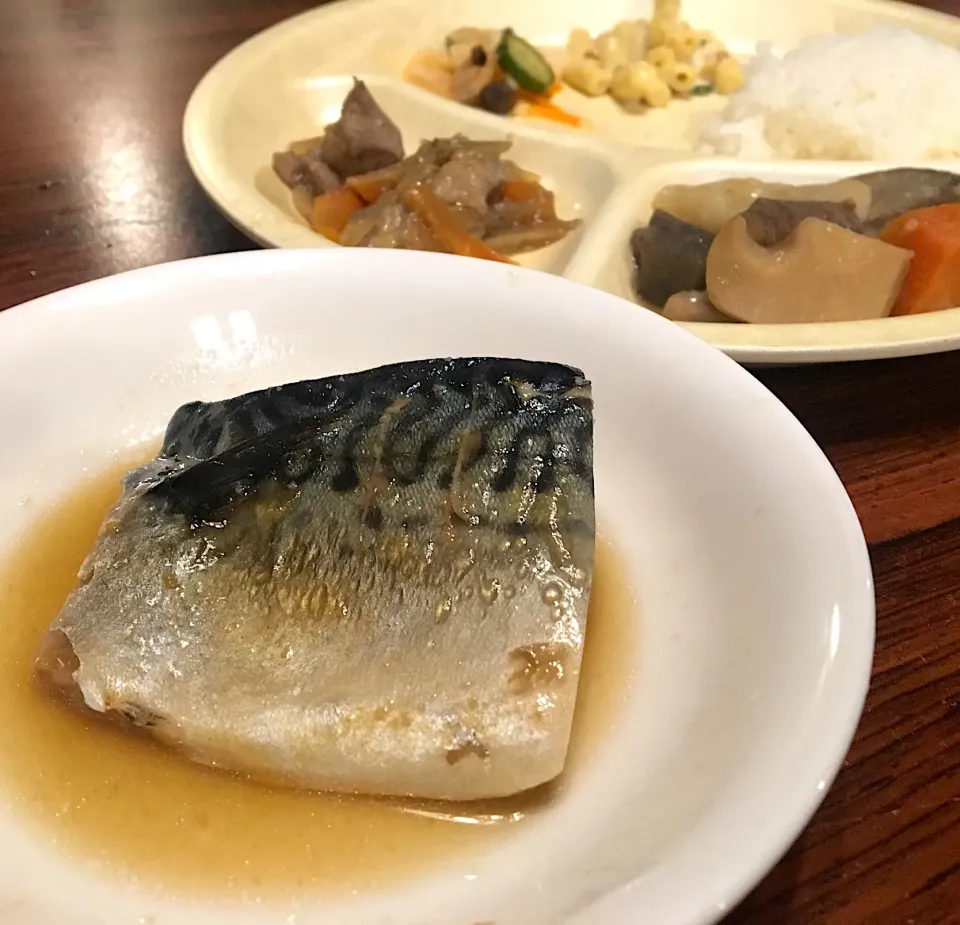 Snapdishの料理写真:本日の賄い  晩ごはん⭐️⭐️⭐️
鯖の煮付  筑前煮  鶏ごぼう  マカロニサラダ  キムチ|ぽんたさん