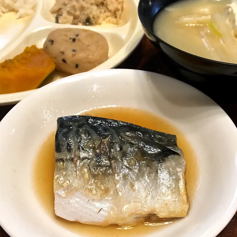 本日の賄い  昼ごはん☀️☀️☀️
鯖の煮付  がんも、かぼちゃの煮物  マカロニサラダ   おからの煮物  大根漬け  野菜のみそ汁
今日のお昼もサバ🐟‼️|ぽんたさん