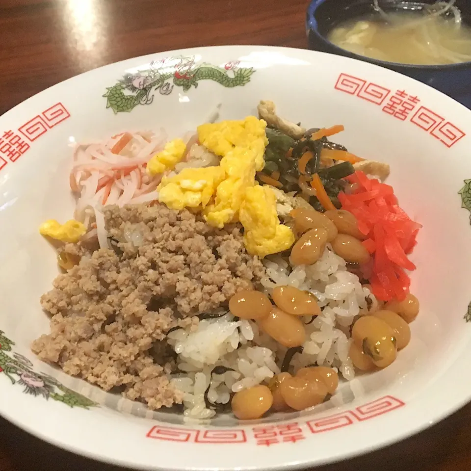 本日の賄い  晩ごはん⭐️⭐️🔆
特製ちらし寿司  みそ汁٩꒰ ´ᆺ`꒱۶|ぽんたさん