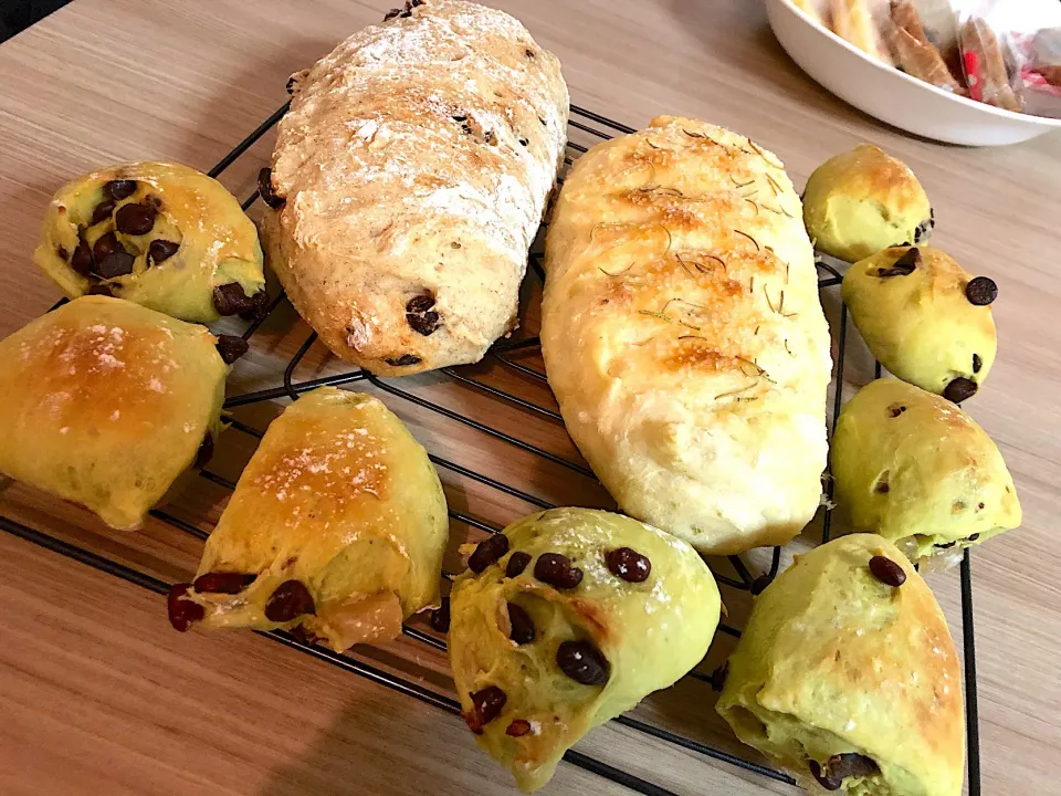 フォカッチャ
ライ麦レーズンパン
抹茶チョコチップパン、抹茶甘納豆パン|きむらゆりかさん