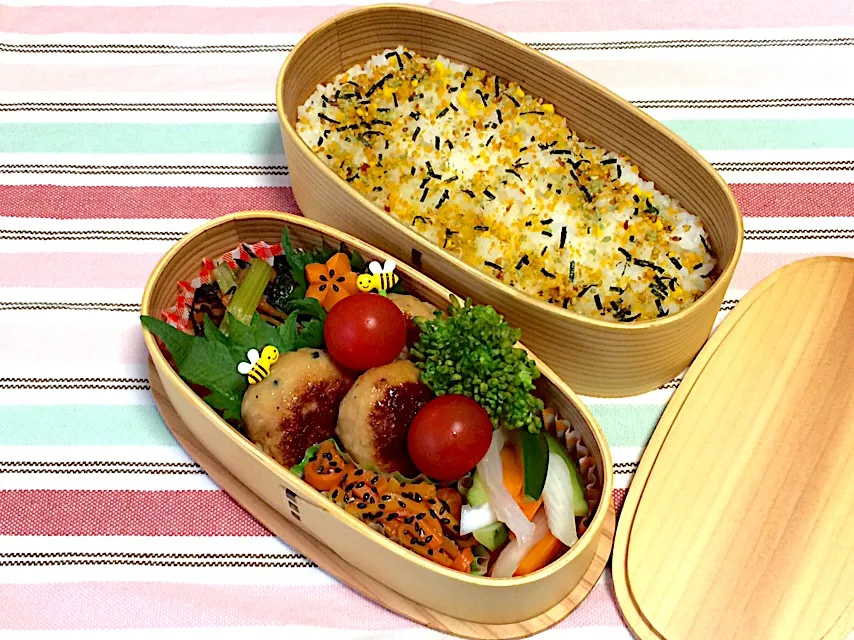 #パパ弁当  #旦那弁当  #曲げわっぱ弁当  #曲げわっぱ  #鶏つくね弁当  #鶏つくねバーグ #鶏つくね #小松菜とひじきの炒め煮|ゆぴさん