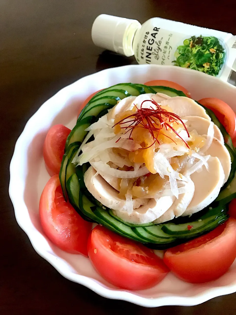 新玉ねぎ&くらげと鶏ハムのサラダ🥗を白ワインビネガー&ハーブで
たまに辛い玉ねぎに巡り合ってしまった時はめるぼちゃんの裏ワザ使うと解決します！
#新玉ねぎ#くらげ #白ワインビネガー&ハーブ|とんちんさん