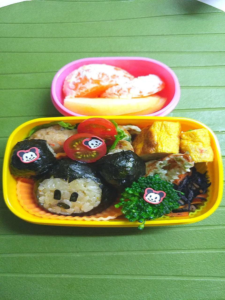 ☆お弁当の日＊４歳☆炊き込みごはんお握り＊竹輪磯揚＊ポークハンバーグ＊ｶﾆｶﾏｼﾗｽ葱玉子焼き＊ひじき煮物＊ブロッコリー＊ミニトマト＊林檎＊柑橘|ｼｮｺﾗさん